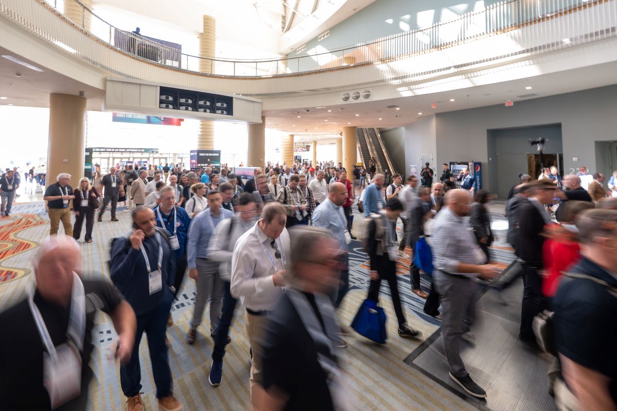 GlassBuild America crowd at entrance to the show floor
